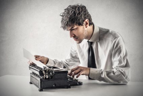 Texter schreibt Seotexte auf Schreibmaschine